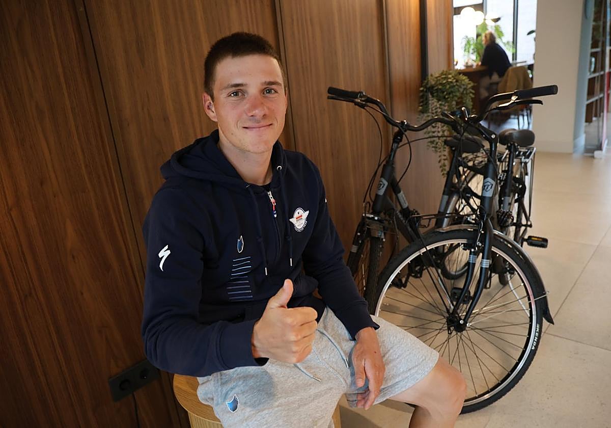 Remco Evenepoel posa para esta entrevista, ayer en su hotel de concentración en Donostia.