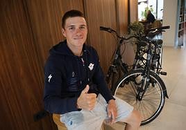 Remco Evenepoel posa para esta entrevista, ayer en su hotel de concentración en Donostia.