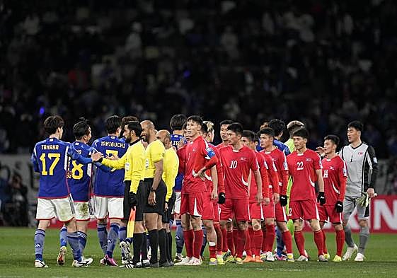 Los jugadores de Japón y Corea del Norte se saludan, en el encuentro que las dos selecciones disputaron en Tokyo el pasado 21 de marzo.