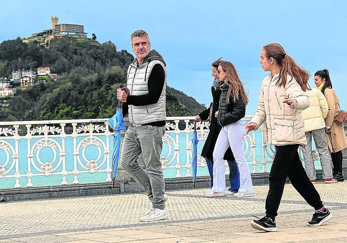 El paraguas no ha faltado estas vacaciones de Semana Santa en Gipuzkoa.
