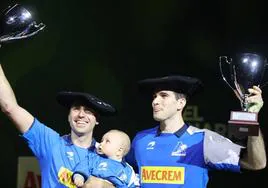 Peio Etxeberria Y José Javier Zabaleta, con sus trofeos y txapelas de campeones.