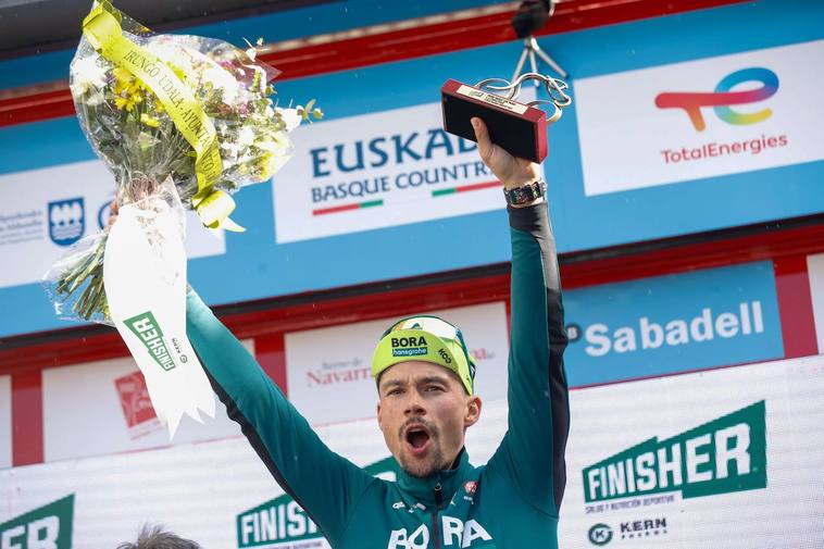 Roglic celebra en el podio de Irun su victoria en la contrarreloj de la Itzulia.