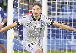 Los jugadores realistas abrazan a Pacheco.