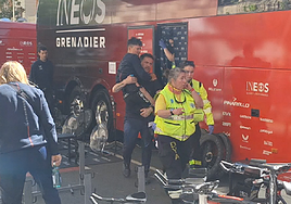 Un auxiliar del Ineos traslada hasta la ambulancia a Tom Pidcock antes de arrancar la Itzulia en Irun.