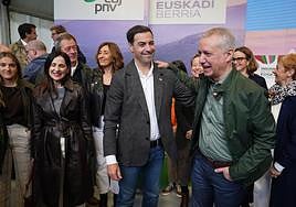 El candidato del PNV a lehendakari, Imanol Pradales, junto a Iñigo Urkullu este pasado domingo.