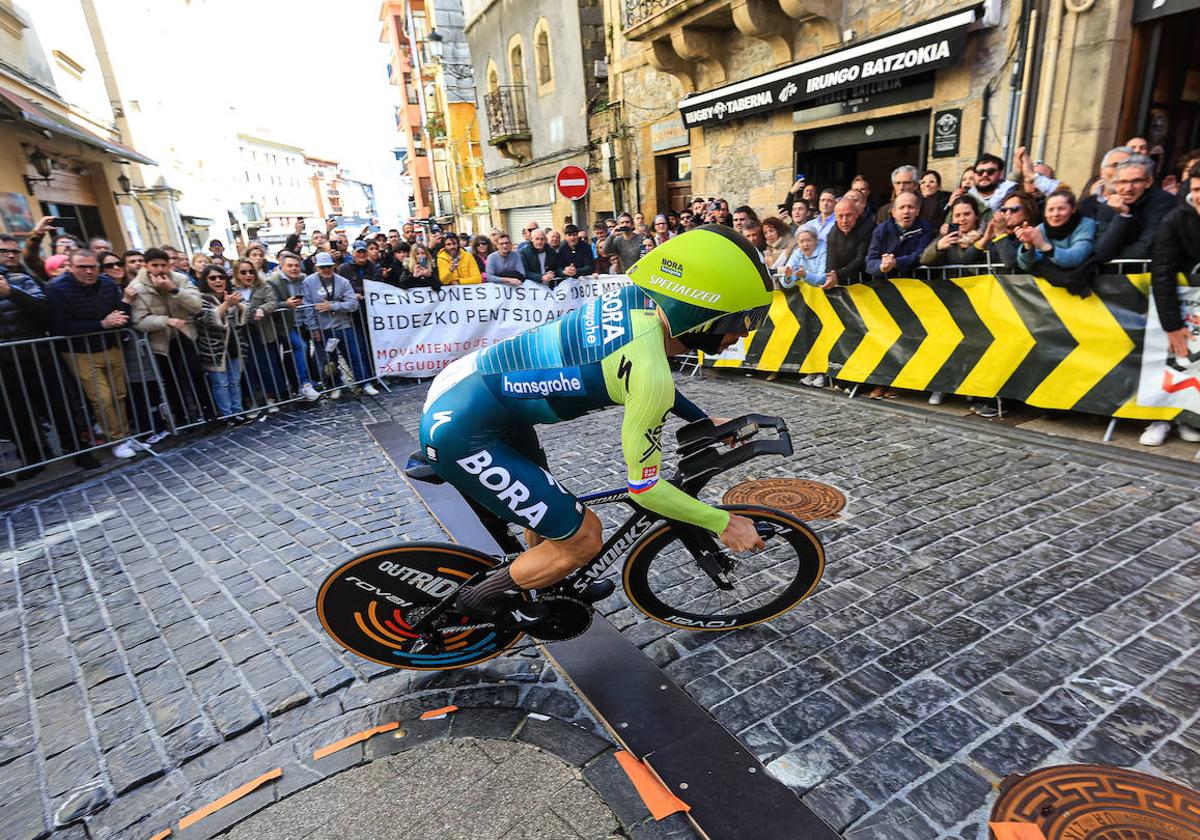 Primoz Roglic, en el primer kilómetro de la contrarreloj de Irun de la Itzulia.