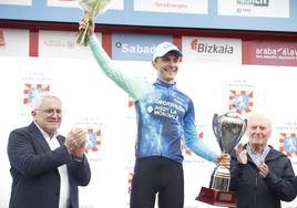 Paul Lapeira en el podio de Kanbo después de ganar la segunda etapa de la Itzulia.