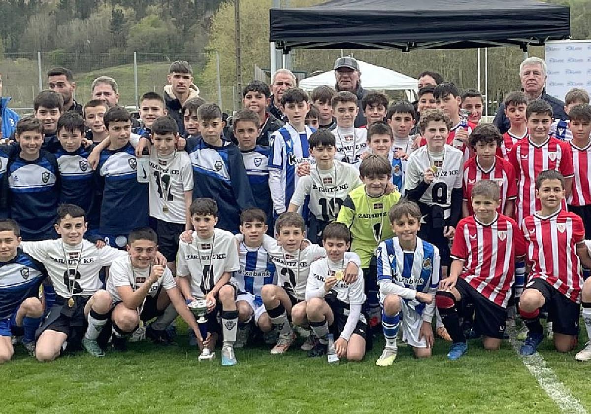 Sari banaketa egin ondoren, lau talde onenek elkarrekin argazki erraldoia atera zuten Astiko berdegunean, Zarautz, Real Sociedad, Athletic Club eta Lagun Onak.