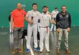 Urdanpilleta y Artetxe con sus trofeos como campeones.