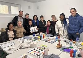 Representantes municipales con las ocho alumnas del programa de muralismo.
