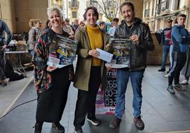 Las ganadoras del concurso con Aitzol Pérez de San Román.