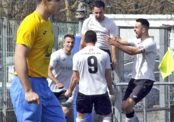 Los jugadores del Zarautz celebran su único gol ante la UDA.