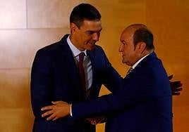 Pedro Sánchez y Andoni Ortuzar, en la firma de su último pacto de investidura en el Congreso.