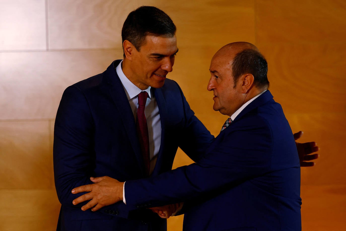 Pedro Sánchez y Andoni Ortuzar, en la firma de su último pacto de investidura en el Congreso.