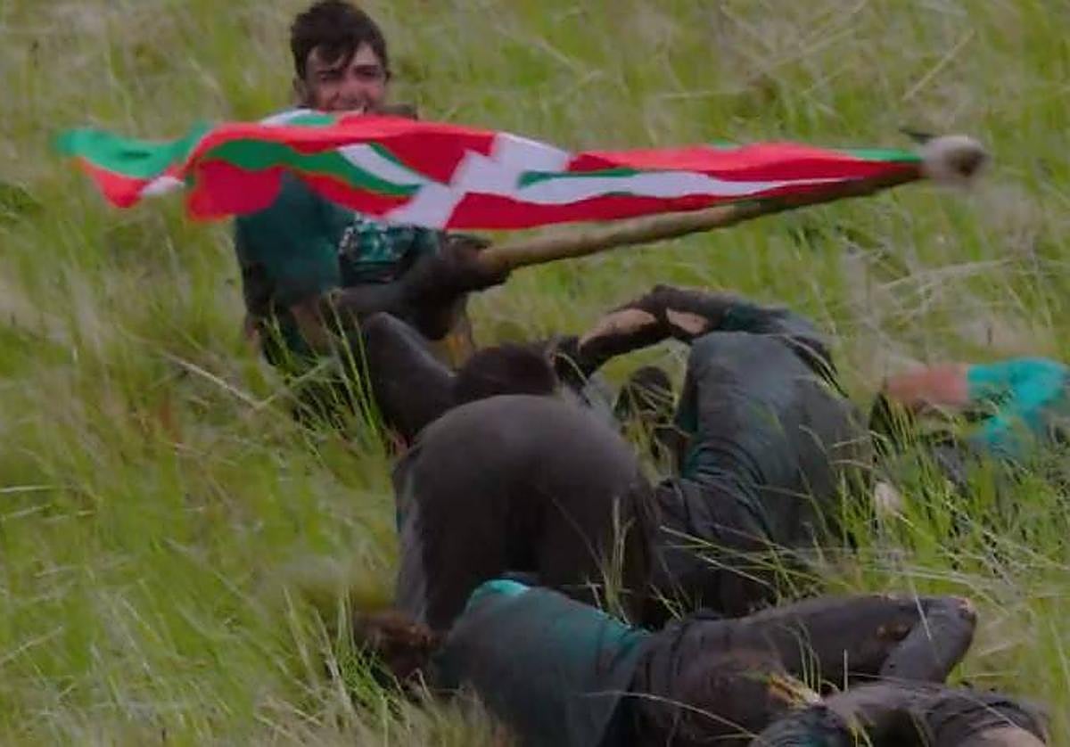 Anartz ondea la ikurriña en señal de victoria en El Conquis.