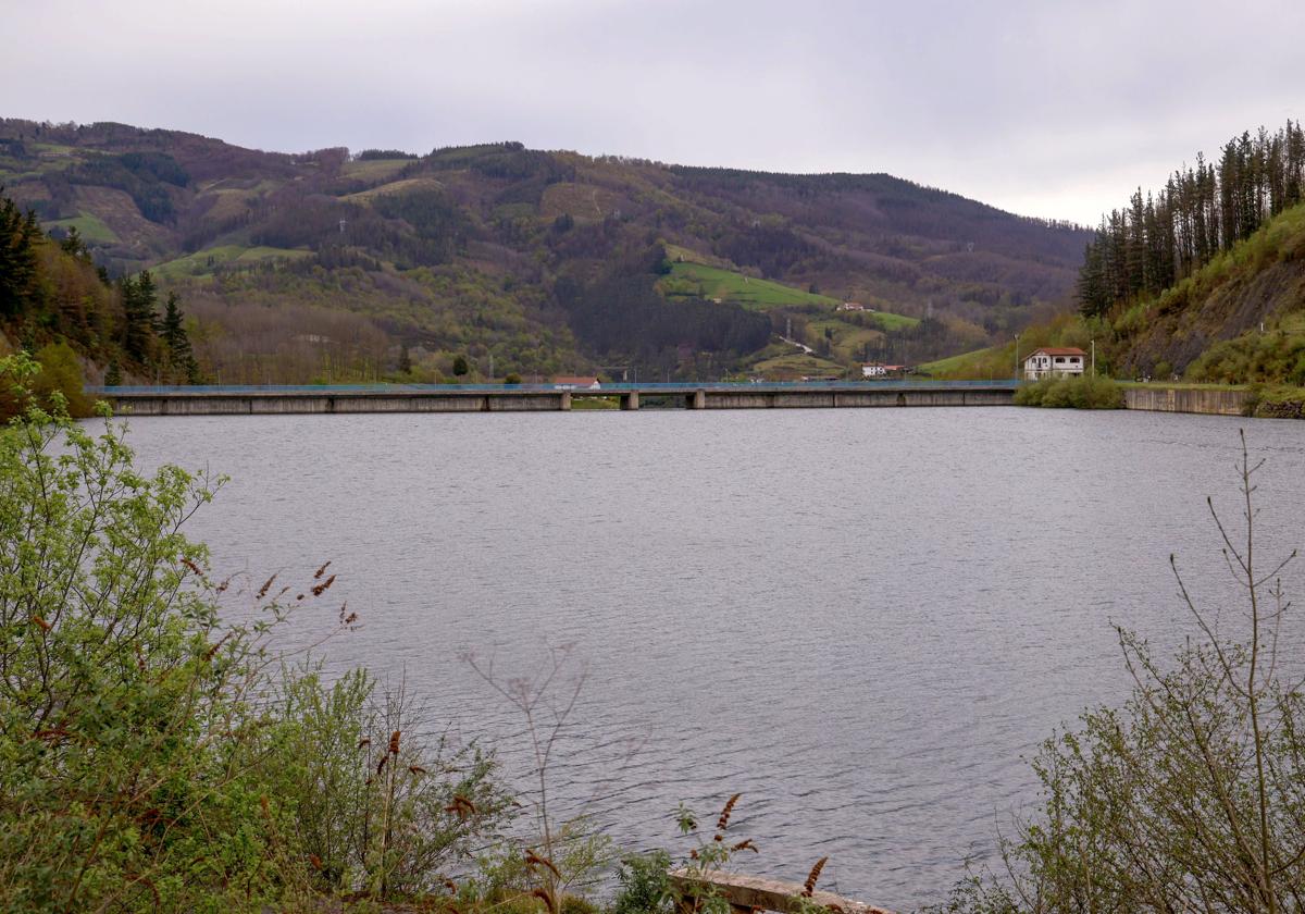 Aspecto que presentaba este martes el embalse de Ibiur, al 99% de su capacidad, que abastece a Andoain y a varios municipios de Tolosaldea.