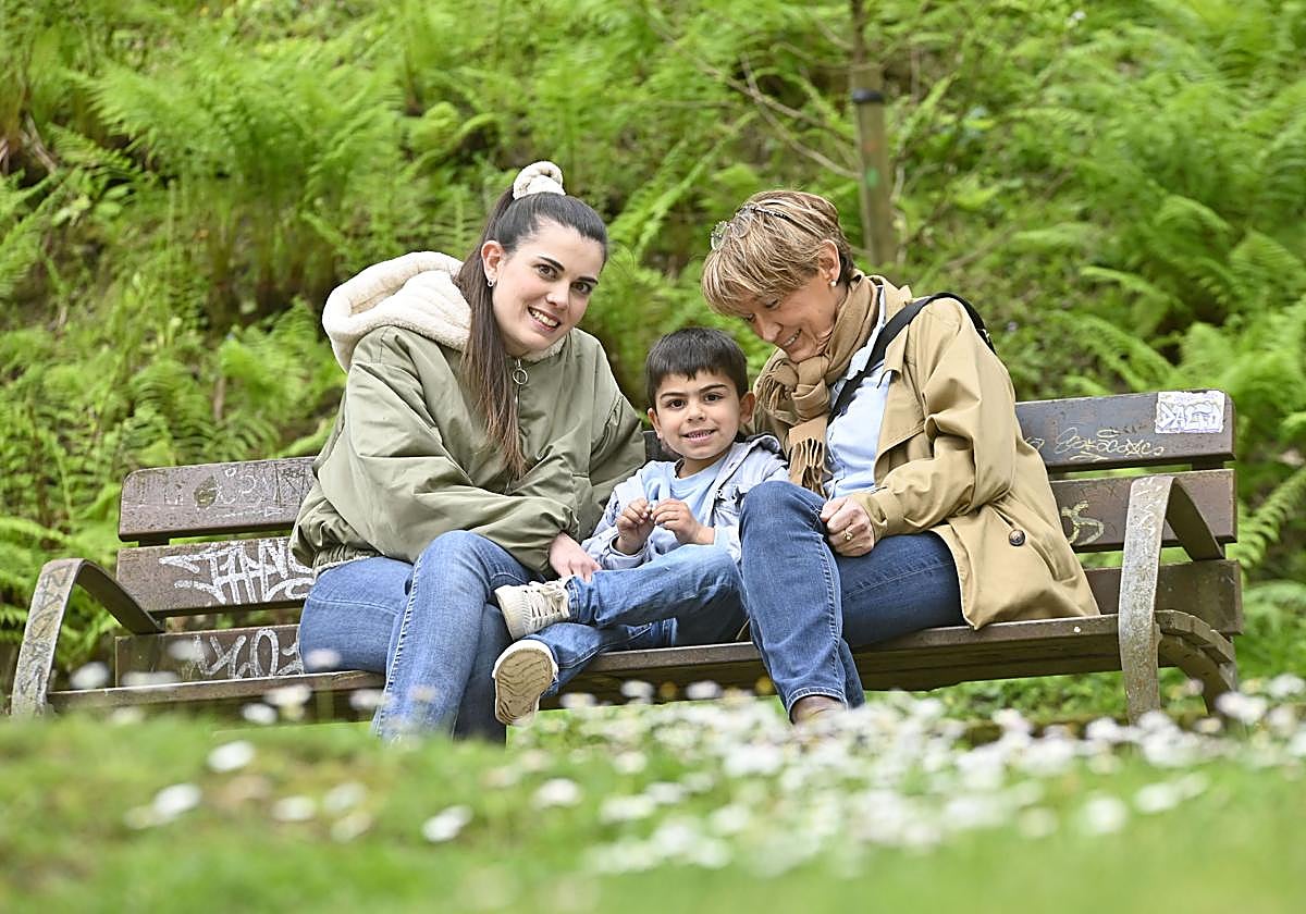 Begoña, Mikel e Itziar, en el parque Cristina Enea.