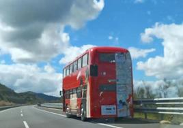 El autobús inglés de los 70 reconvertido en santuario del Athletic continúa su camino a Sevilla tras sufrir una avería