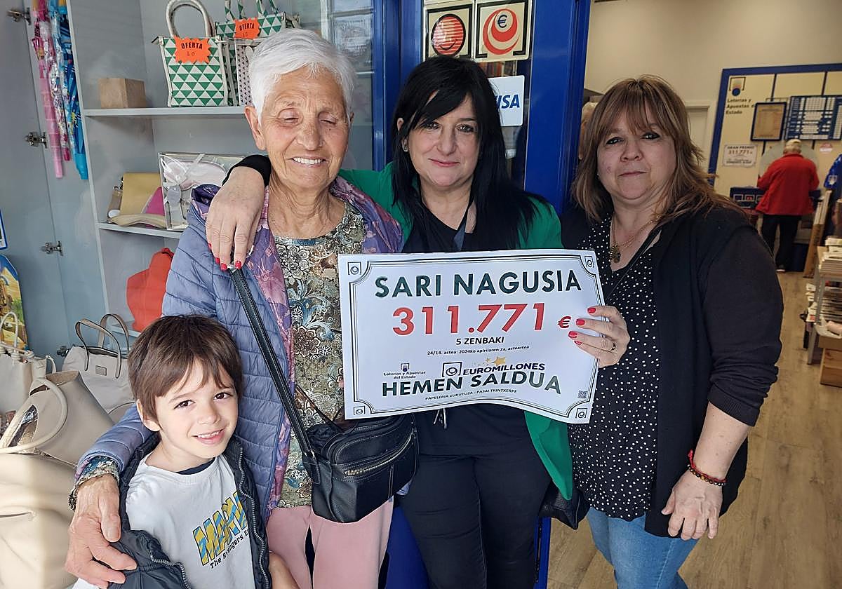 Marce Redondo, en el centro de la imagen, junto a dos de sus clientas que forman parte de la peña afortunada.