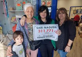 Marce Redondo, responsable de librería Zurutuza de Trintxerpe, y algunas de las personas que forman la peña afortunada con el premio de Euromillones.