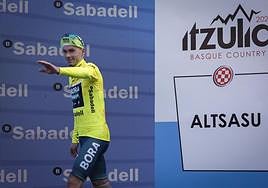 Primoz Roglic saluda a los aficionados de Alsasua al subir al podio.