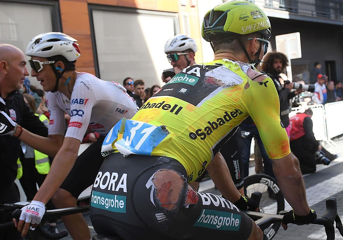 Roglic atraviesa la meta lleno de magulladuras y con el maillot y culote roto tras la caída.
