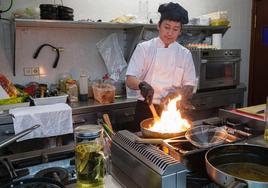Yeruult cocinando con fuego en el restaurante coreano-mongol que fue en tiempos la mítica Barranquesa.