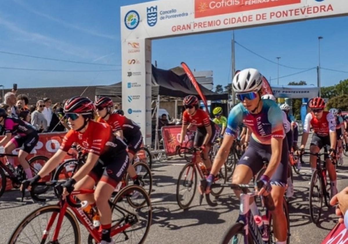 Las ciclistas de Zatika en la reciente carrera de Pontevedra.