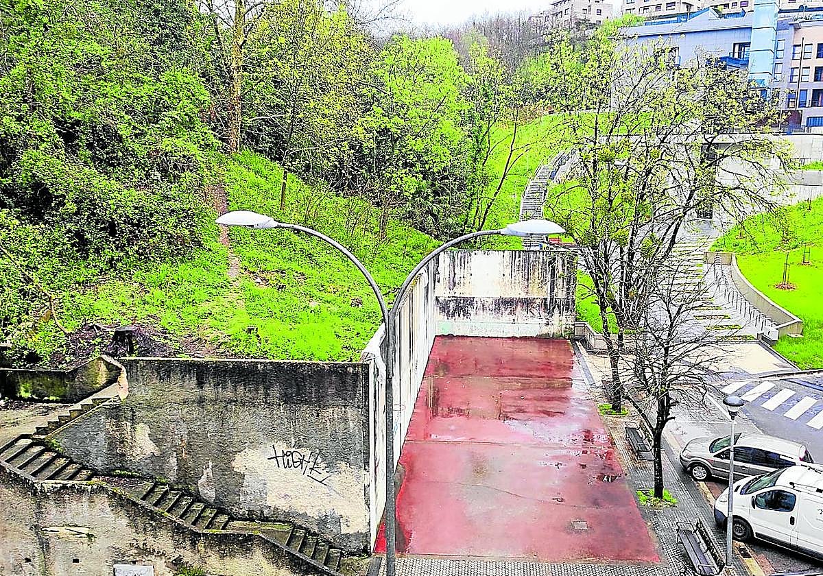 Escribe una vecina de Lorea: «Ahora que han arreglado el acceso de Lorea y han colocado el ascensor que permite subir a Matia, y la zona ha quedado muy bonita, estaría bien que remataran la faena y adecentaran toda esta zona y arreglaran un poco y dieran una buena mano de pintura al frontón».