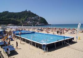 Parte del paisaje. La piscina ha formado parte de Ondarreta pero este verano no volverá al arenal.