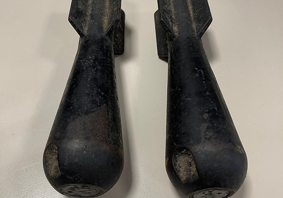 Los dos proyectiles de la Guerra Civil hallados en un parking de uso público.