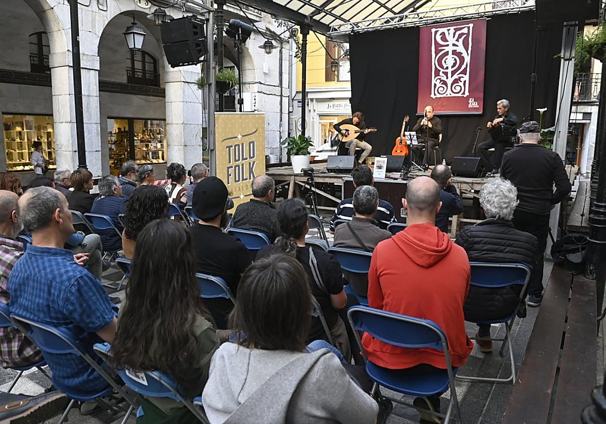 La cuarta edición del festival del folk de Tolosa arrancó este jueves por la tarde con el concierto que ofreció el armenio Hovhannes Karakhanyan.