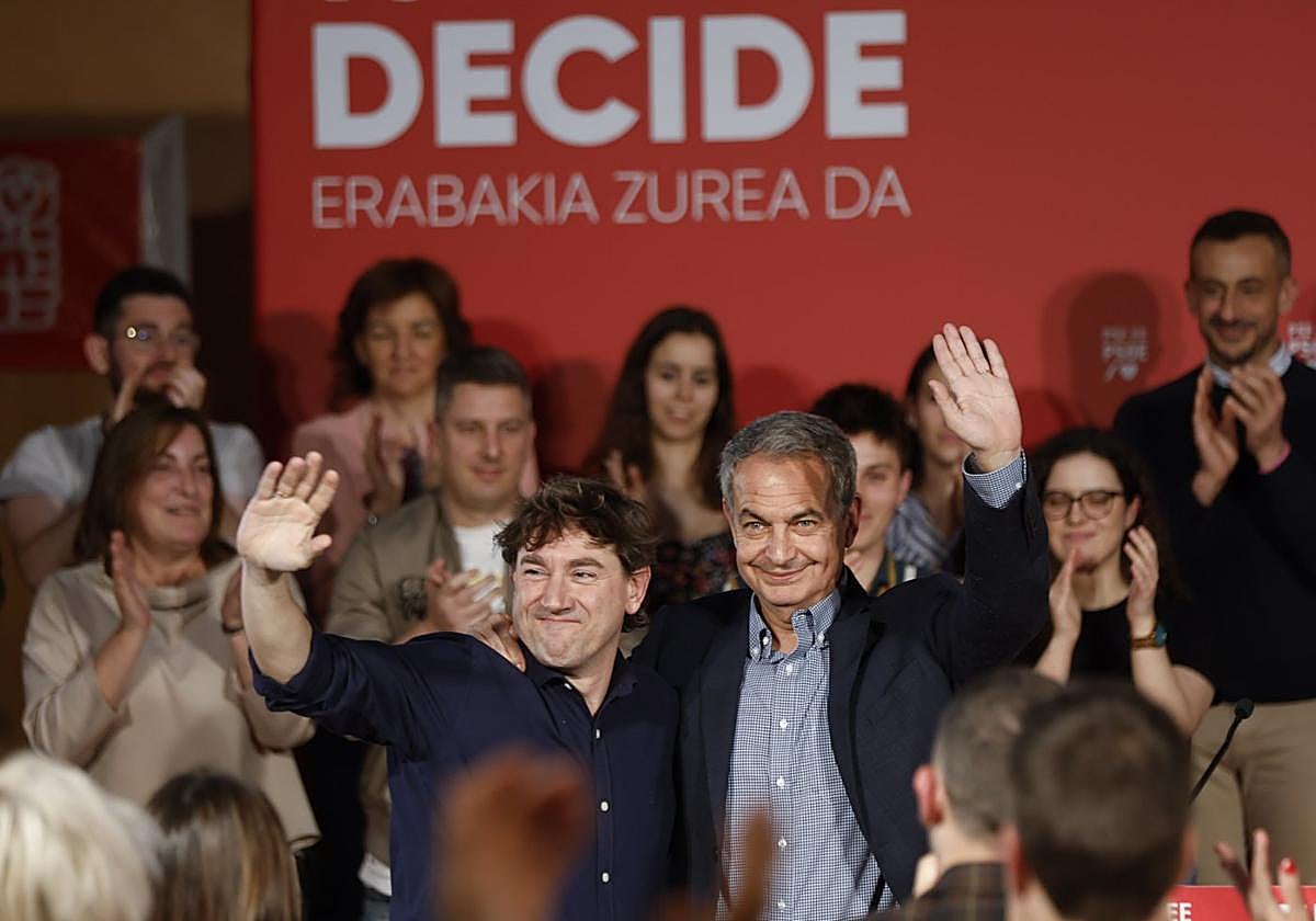 Eneko Andueza y José Luis Rodríguez Zapatero saludan a la militancia en el mitin de en Irun.