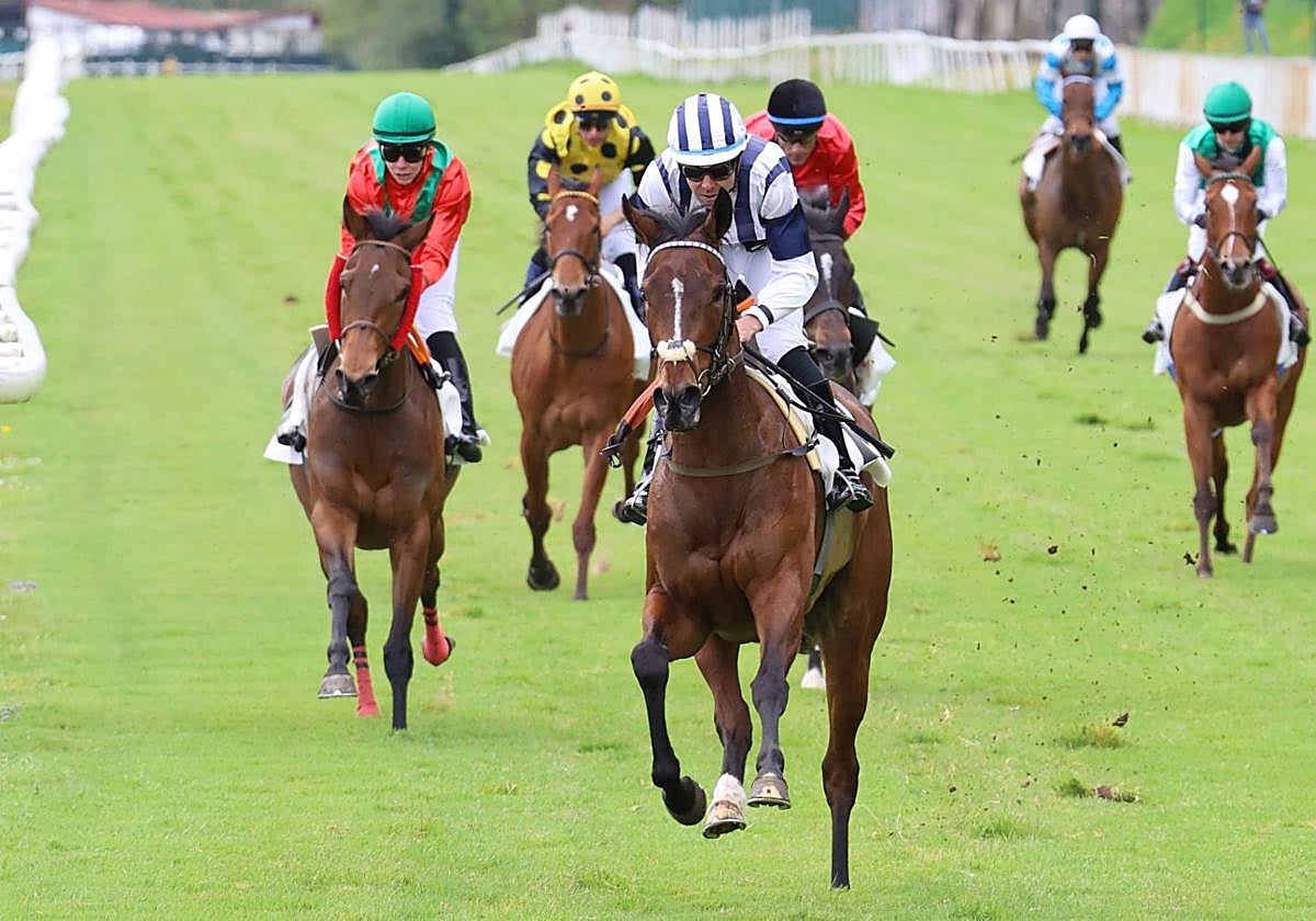 Janácek se impone con claridad montando a 'Clori'.