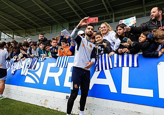 Brais Méndez se fotografía con los aficionados en Zubieta la víspera de caer lesionado.