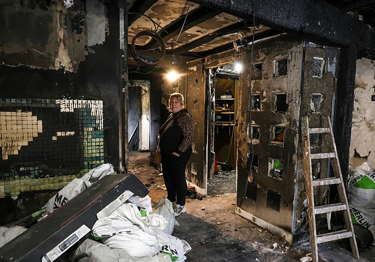 Begoña Santos posa en el interior de lo que queda de su vivienda de 50 metros cuadrados, en la zona donde se encontraba la cocina que reformó el año pasado.