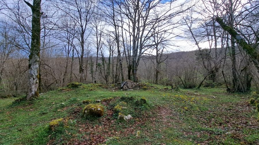 El monumento megalítico sobre la cima de Larrazpil