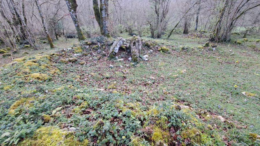 El monumento megalítico sobre la cima de Larrazpil