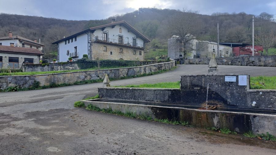 El monumento megalítico sobre la cima de Larrazpil