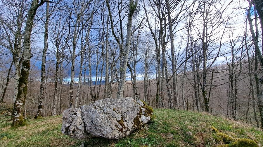 El monumento megalítico sobre la cima de Larrazpil