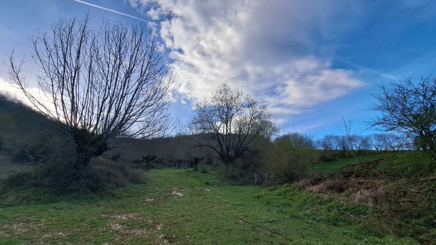 El monumento megalítico sobre la cima de Larrazpil