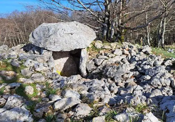 El monumento megalítico sobre la cima de Larrazpil