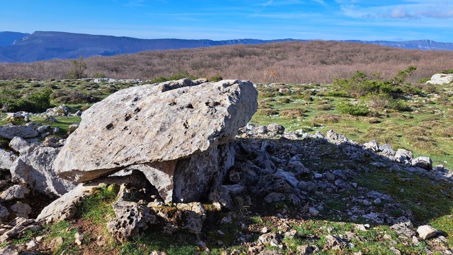 El monumento megalítico sobre la cima de Larrazpil