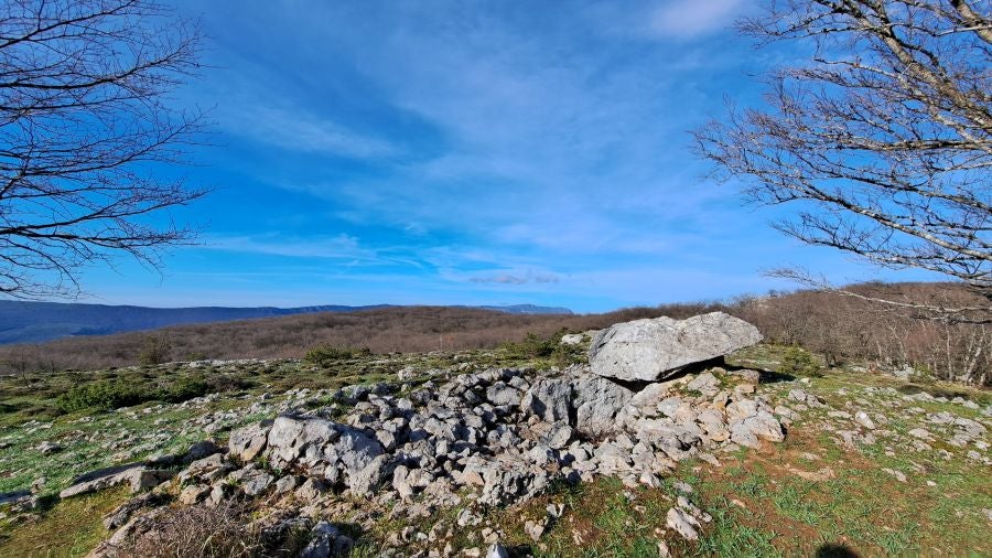 El monumento megalítico sobre la cima de Larrazpil