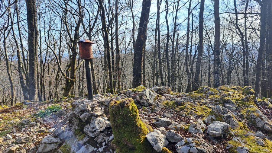 El monumento megalítico sobre la cima de Larrazpil