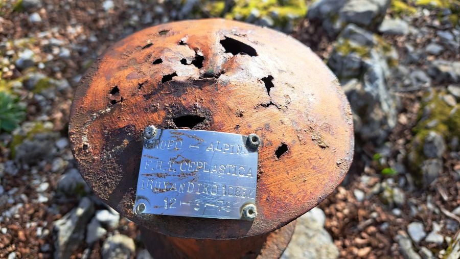 El monumento megalítico sobre la cima de Larrazpil