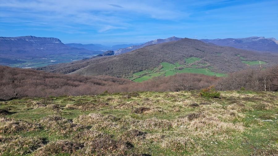 El monumento megalítico sobre la cima de Larrazpil