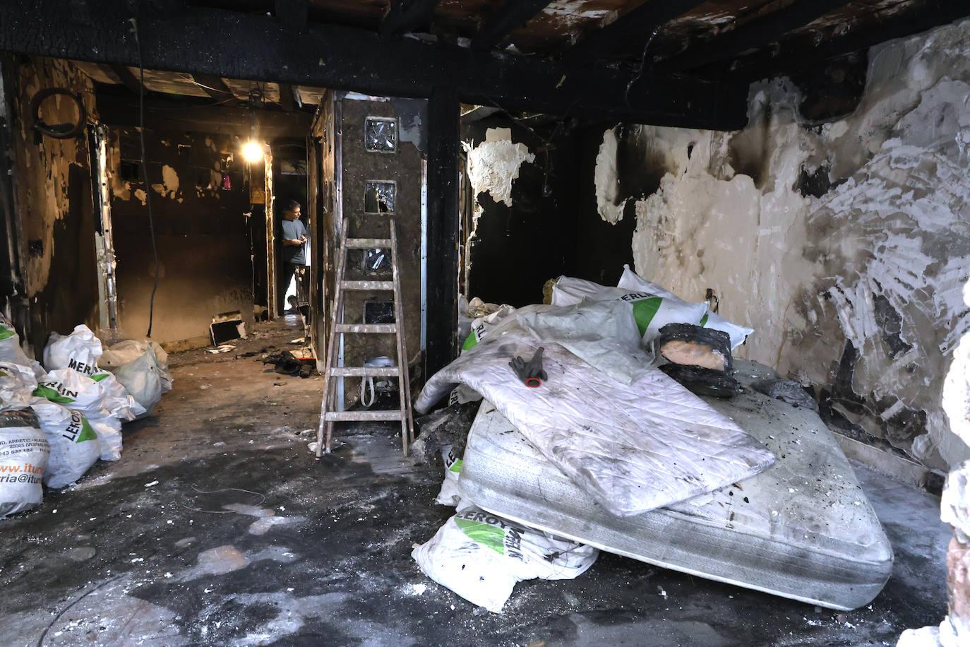 Así ha quedado la vivienda de Begoña Santos en Errenteria tras el incendio