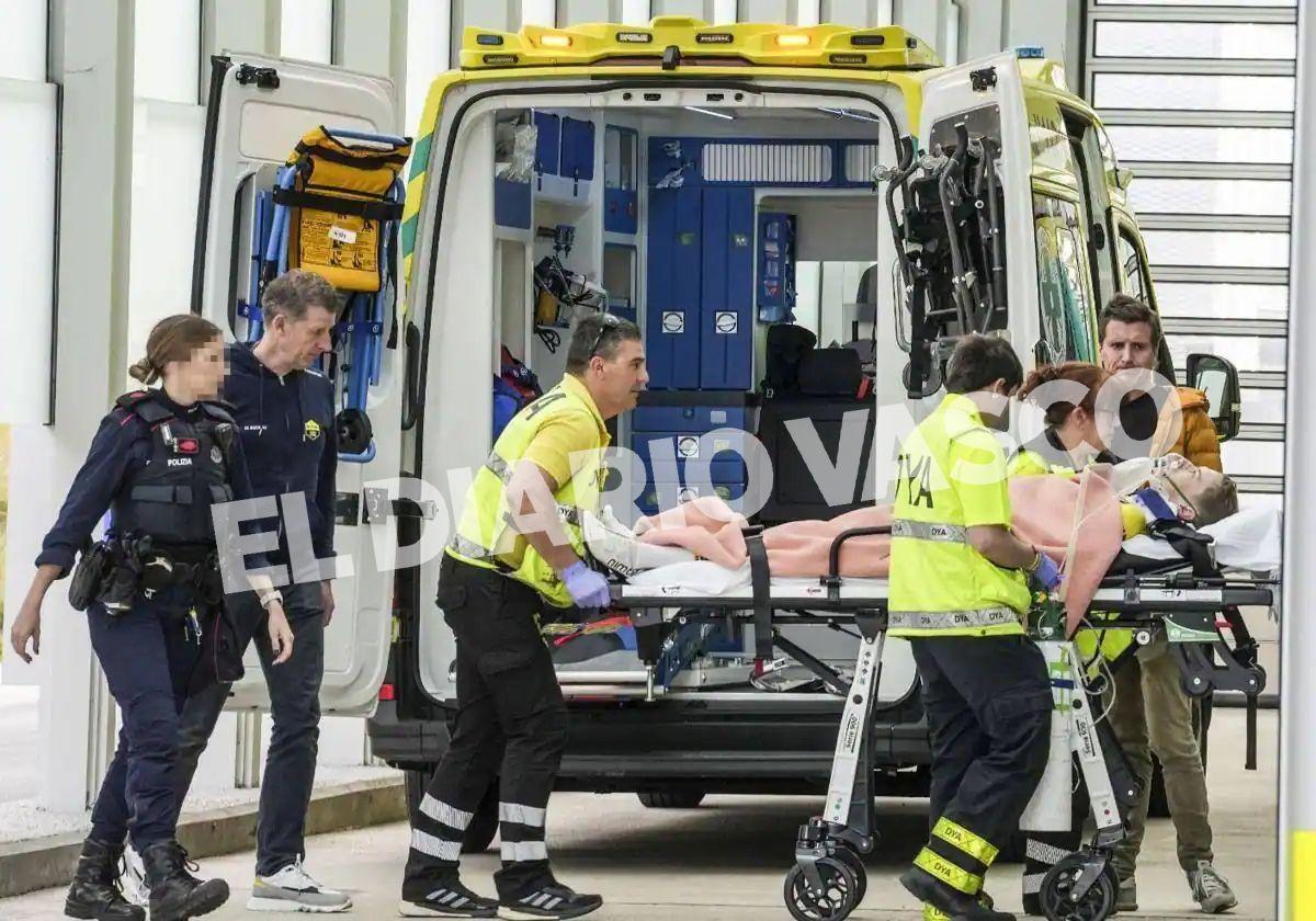 Imagen de la llegada de Jonas Vingegaard al hospital de Txagorritxu tras la caída de ayer.