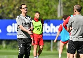 Joseba Etxeberria da instrucciones durante un entrenamiento.